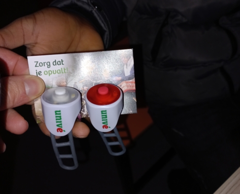 Scholen aan Zee ontvangt 400 fietslampjes van Univé Noord-Holland